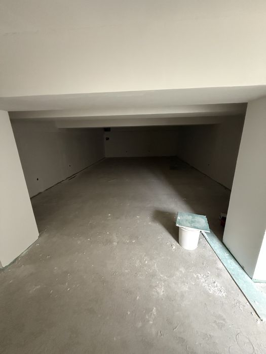 Дўконлар ижарага берилади. 160 кв + 160 кв ертўла. ЧИНАР МОЛ рўпараси.