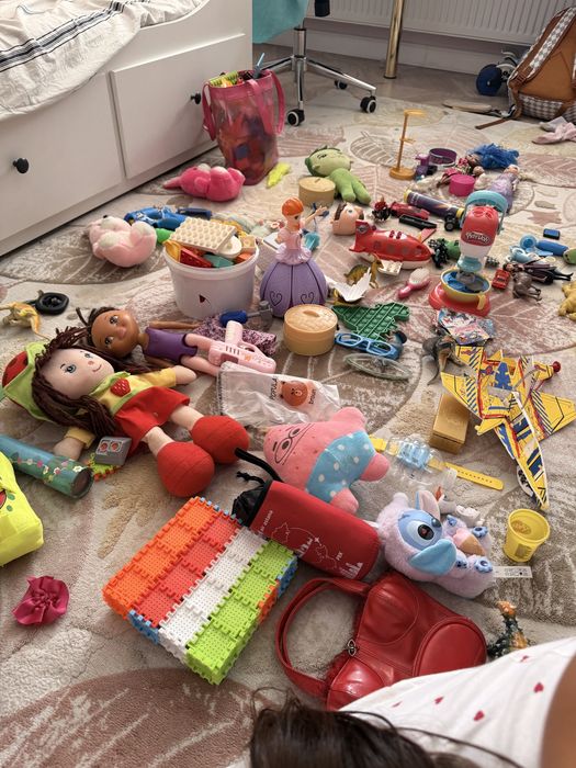Продам все игрушки и корзину в подарок