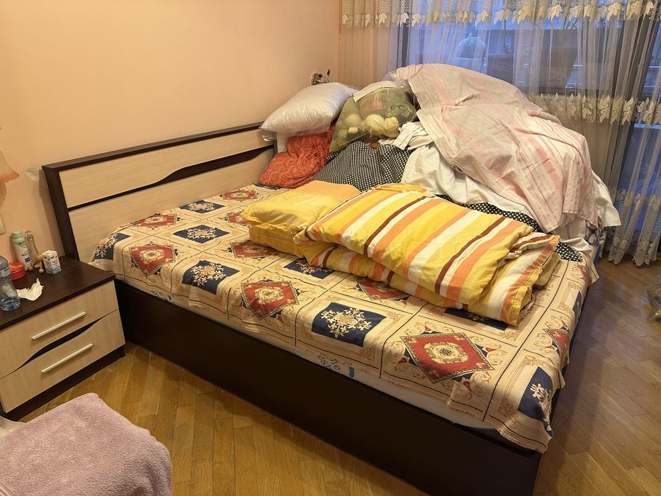 Продавам спалня комплект с нощни шкафчета