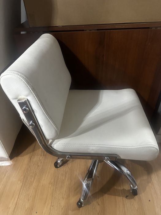 Стул на колесах новый