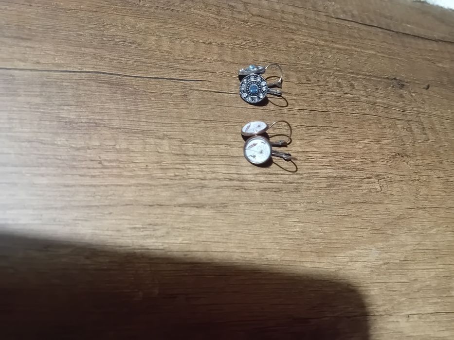 Se vinde trei perechi de cercei