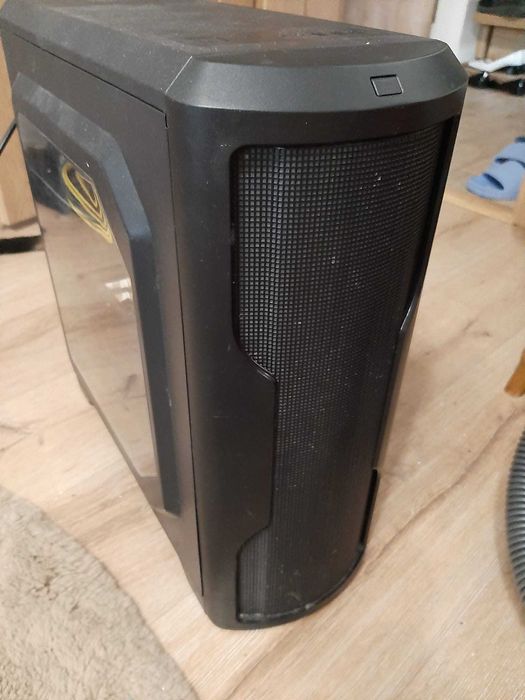 Carcasa interesanta PC - (vine cu un ventilator de 120mm)