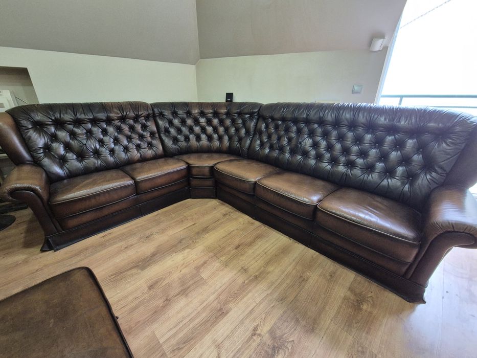 Честърфийлд от естествена кожа с маса за хол