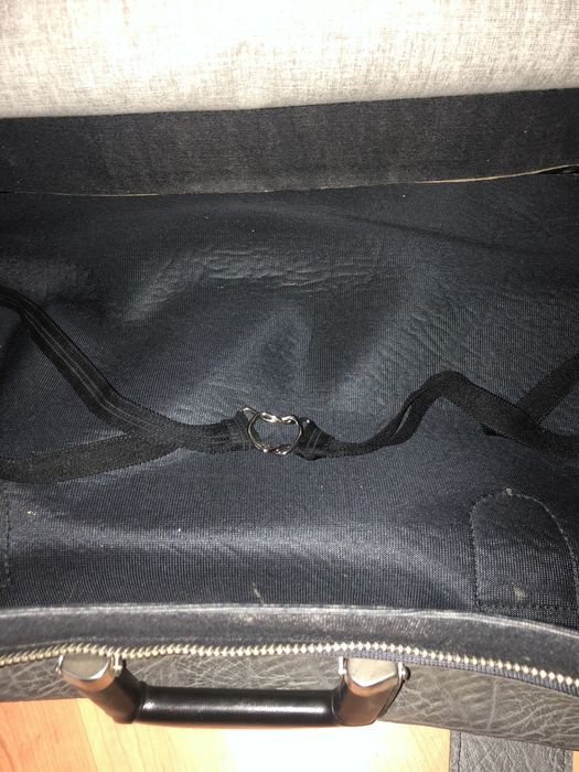 Geamantan din piele de culoare gri