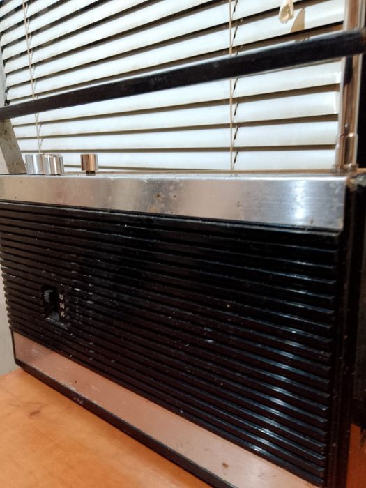 Стари транзисторни радио приемници.