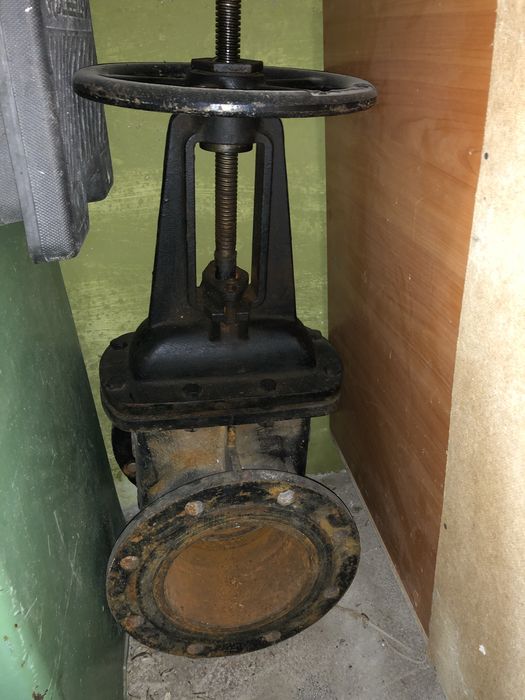 Задвижка чугуная 200 диаметр