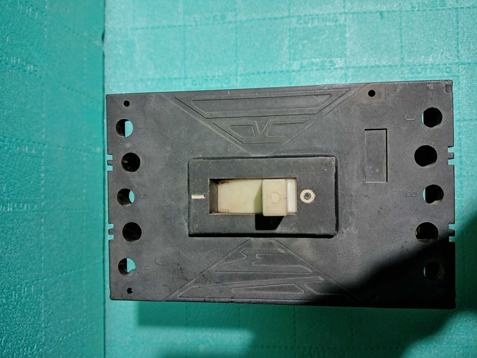 intrerupator usol  (pentru baterii, panouri solare) amro 100