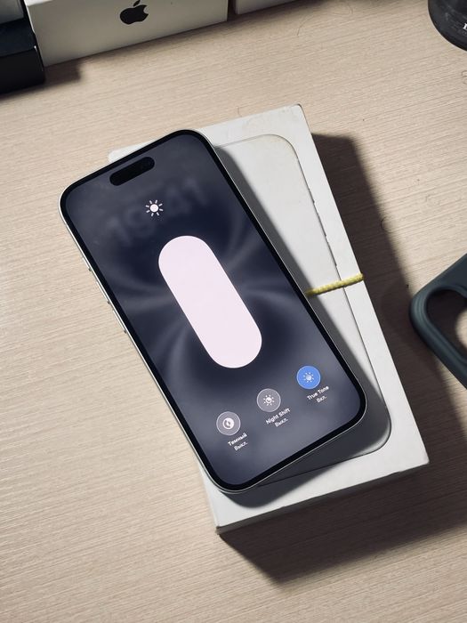 Продам iphone 16 128gb White