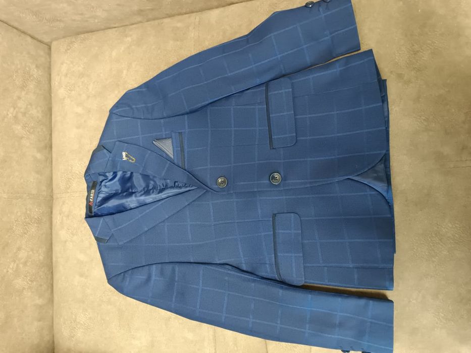 Продам школьный костюм