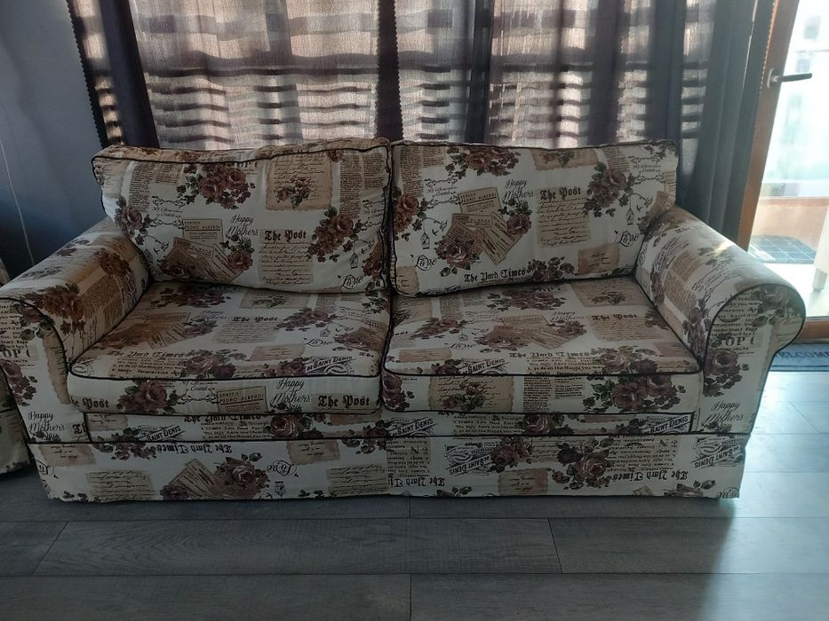 Продавам бутиков двуместен разтегателен диван с два фотьойла.