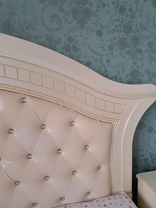 Двуспальная кровать