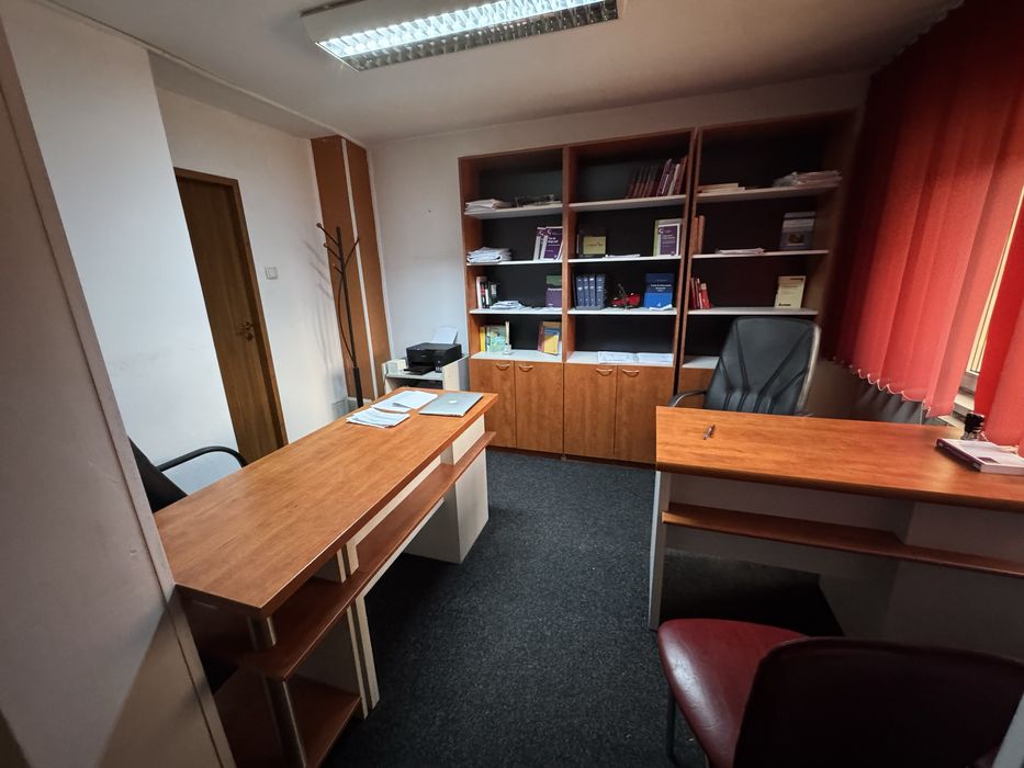 Vand mobilier complet pentru birou compus din birouri, biblioteci, etc