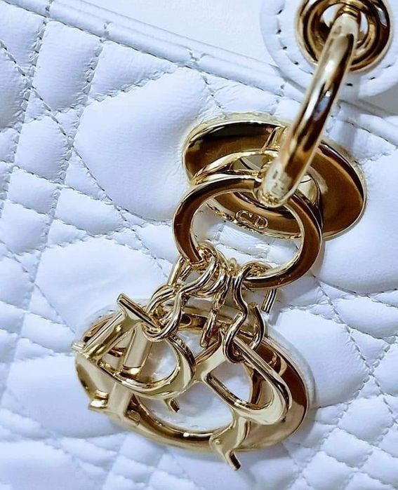 Geanta damă alb imaculat( 20cm L),logo metalic auriu,curea detasabila,saculet, etichetă