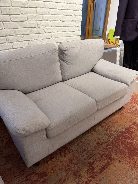 Canapea, fotoliu, taburet.