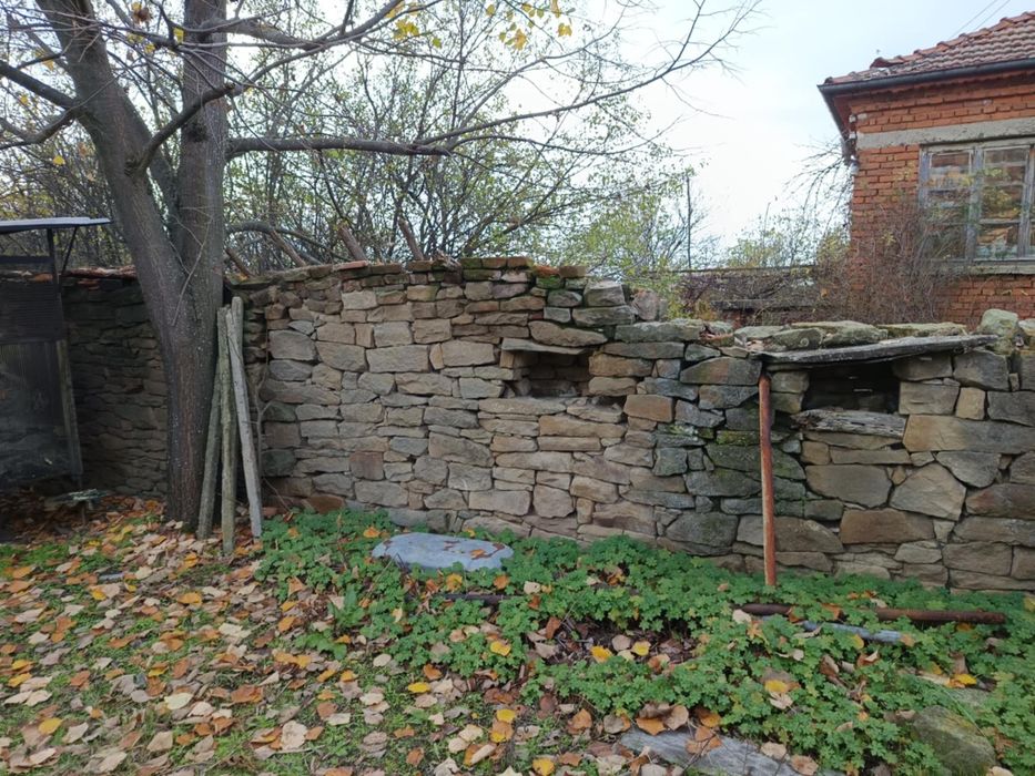 Продавам дялан камък 30/40 кубика на цена  300лв.