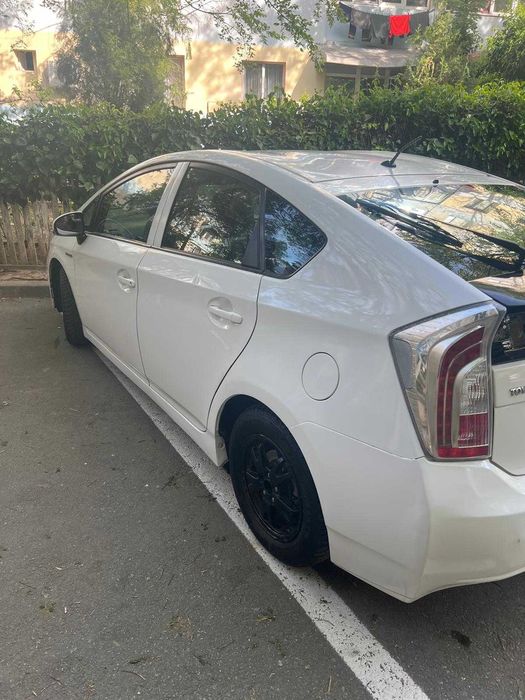 Toyota Prius 2016 – Hibrid + GPL (Autonomie uriașă și consum redus)
