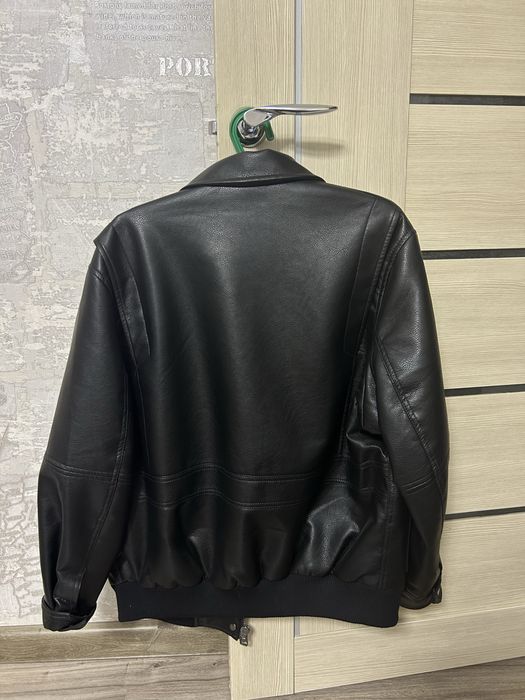 Черная кожаная куртка Bershka