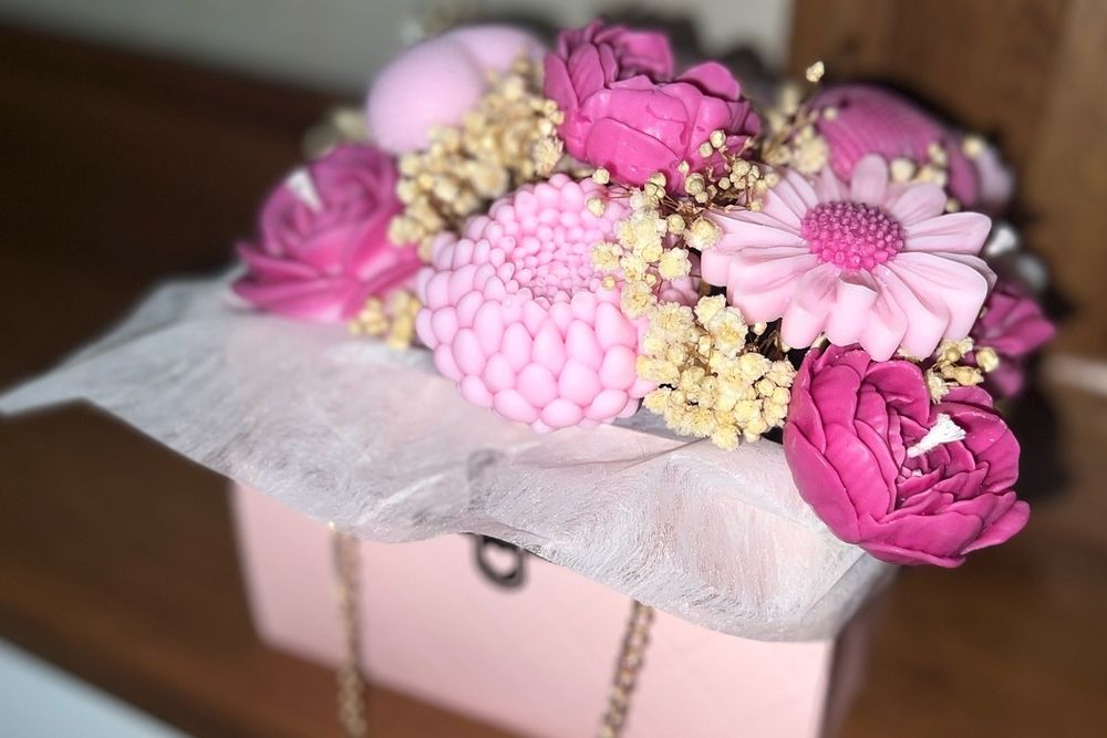 Подарък кутия или чантичка с цветя от соев восък