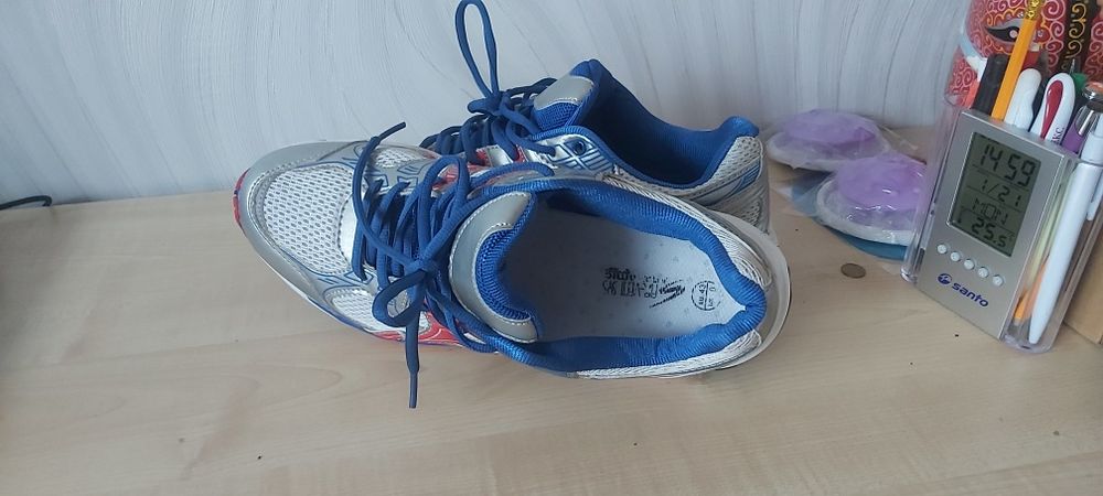 Продам кроссовки