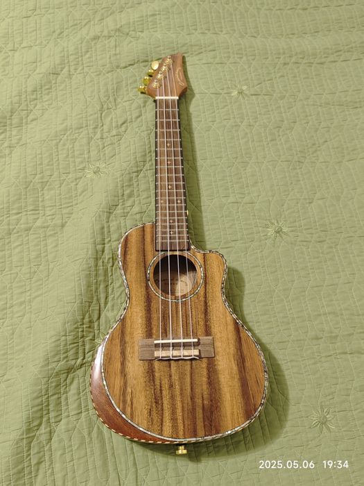 Продам музыкальный инструмент Укулеле