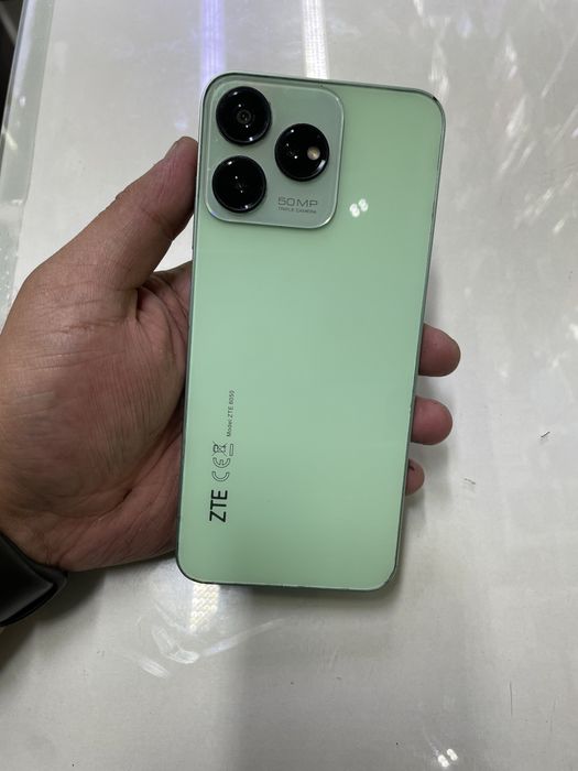 ZTE Blade V50 Design (256GB) в идеальном состояний