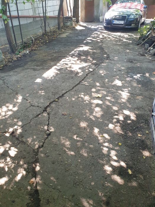 Vând casa batraneasca+teren  ( 600m2) formata din 5 camere ,garaj ,anexa ,necesita renovare  ,zona obor ,preț 67 mii negociabil triumfului 15 Focșani