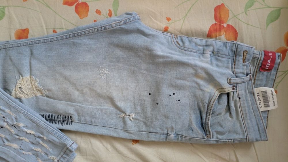 Blugi model rupți s