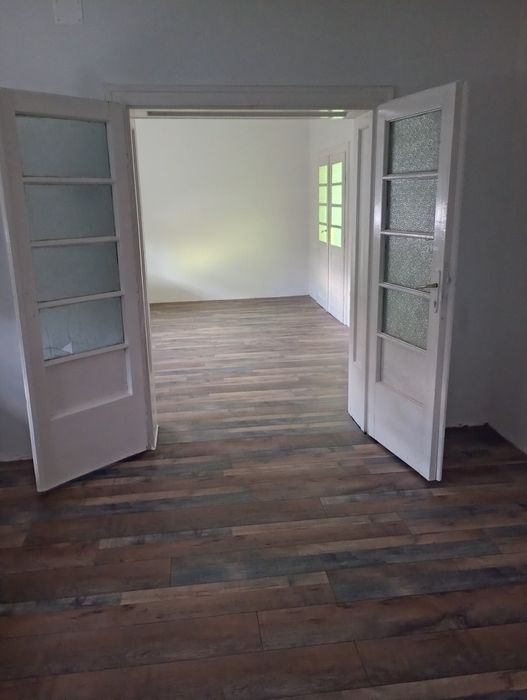 Închiriez casa cu 2 camere