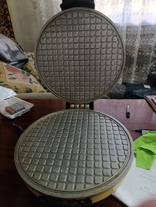 Продам электровафельницу
