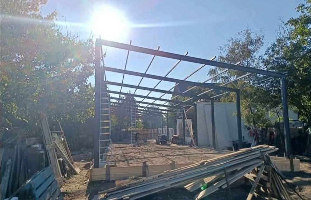 Structuri metalice complete pentru hale, cu lățimi de 5x20x4 m, 6x20x4 m, 8x20x4 m, 10x20x4 m, 12x20x4 m, 14x20x4 m, 16x20x4 m, 18x30x4 m și 20x50x4 m