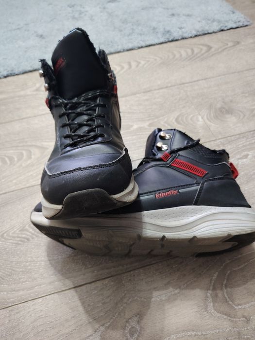 Продам кроссовки зима