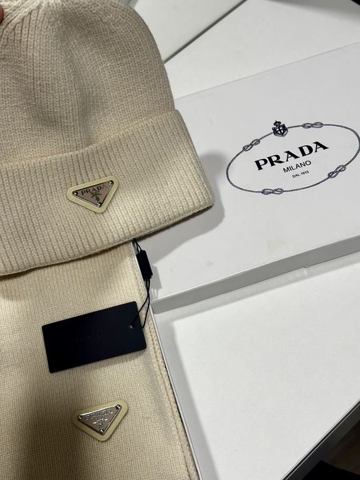 Шапка и шарф Prada