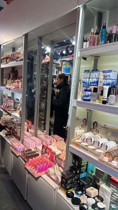 Шкаф с зеркалом для магазина