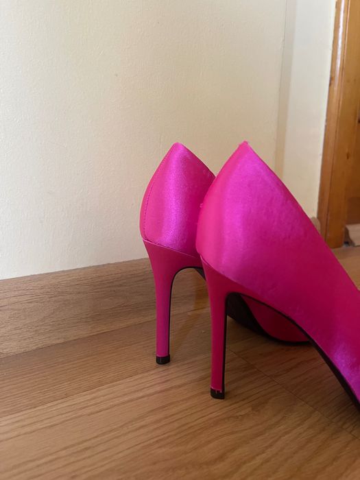 Pantofi roz neon cu funde Bershka cu toc, marimea 38, nepurtati