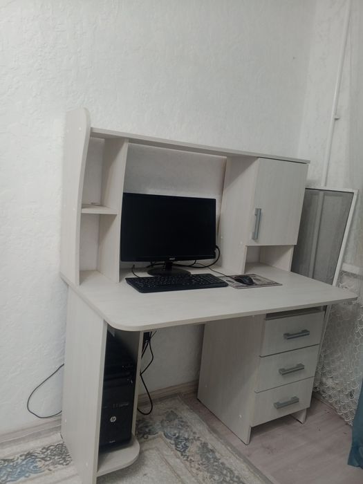 Компьютер и компьютерный стол