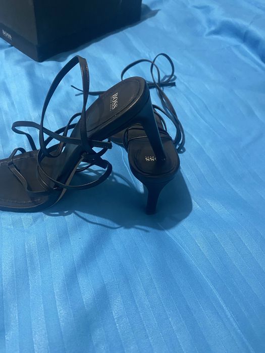 Vand pantofi noi Hugo Boss 400 lei