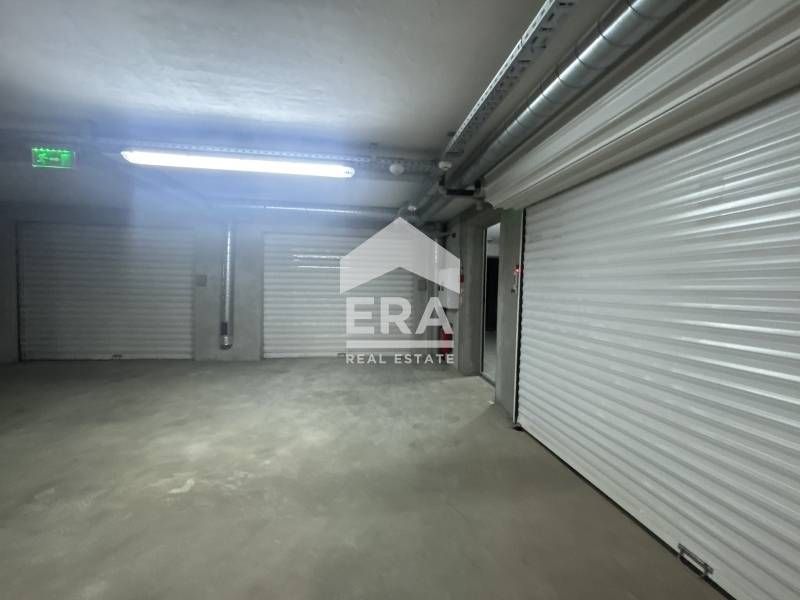 Подземен гараж за продажба, със собствен склад, в нова тухлена сграда,