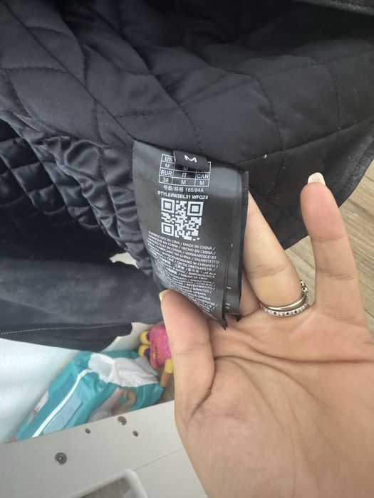 Geaca guees  , noura fara eticheta .