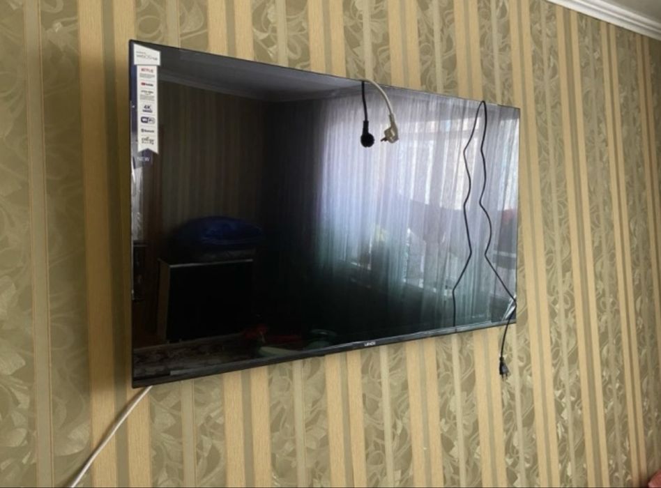 Телевизор Lenox 50UP77 127 см черный