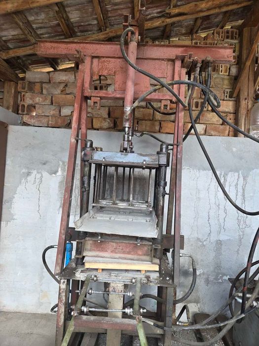 Машина за производство на бетонни тухли