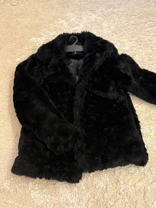 Черно faux fur палто