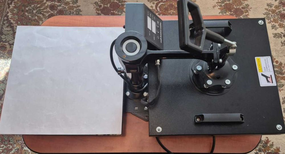 Presă termică multifuncţională pentru tricouri, căni şi şepci