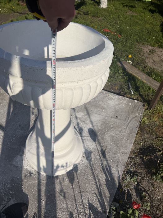Ghiveci de flori din beton alb