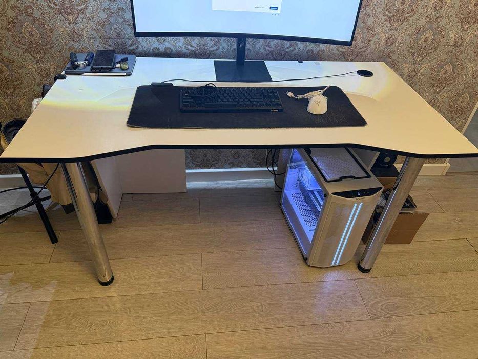 Белый компьютерный стол 140×74×74 см с кабельным отверстием