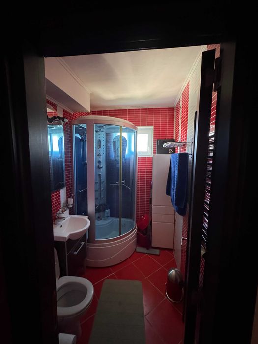 inchiriez apartament doua camere decomandat
