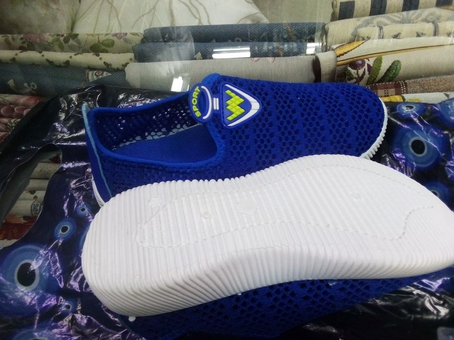 Детски обувки на дупки