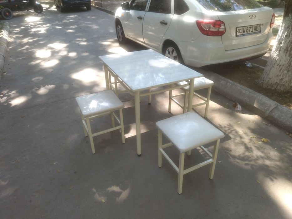 Кухонный стол четырьмя стульями. Диван зал ожидания трёхместный. Турон