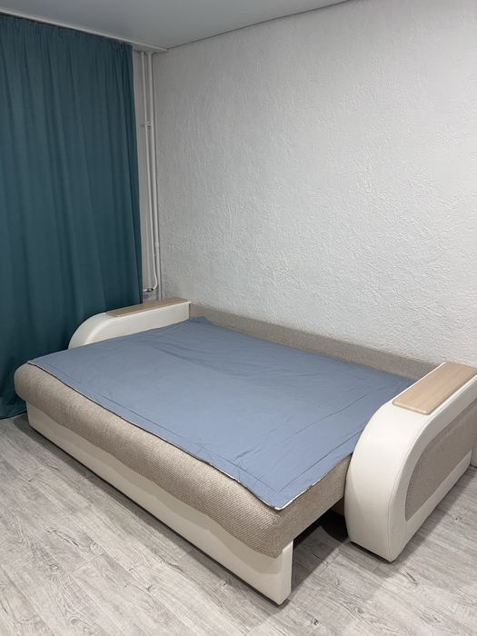 Белый диван для гостиной