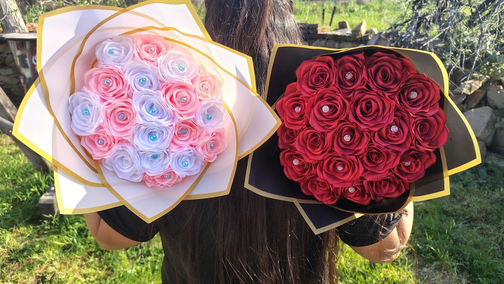 Различните букети от вечни сатенени рози, подходящи за всеки повод.