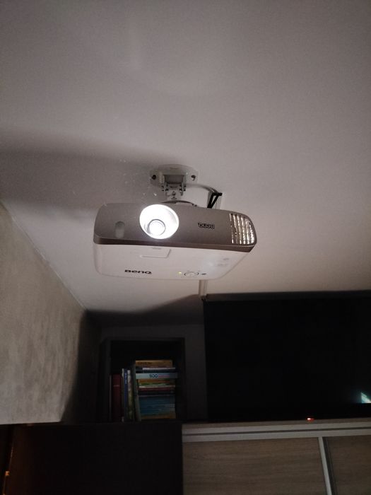Videoproiector home-cinema BenQ W2000 și ecran de proiecție electric, impecabil.